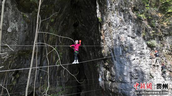 凤冈县天桥镇三叠水景区攀岩项目。罗浪 摄 凤冈县天桥镇三叠水景区攀岩项目。罗浪 摄