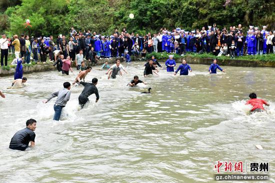 剑河县观么镇高雍苗族“三月三”民俗活动，抢鸭子活动现场。姜泽光  摄