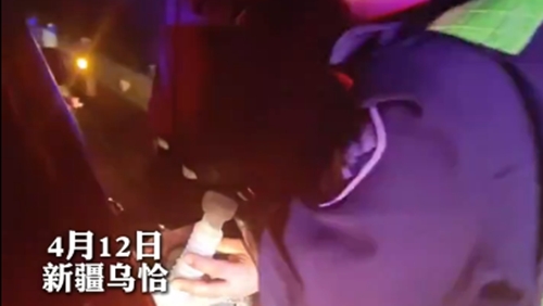 新疆乌恰：游客高速停车疑“违章” 交警发现实情紧急为其打油加注