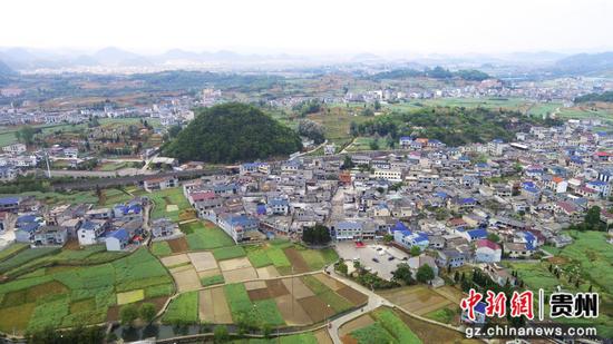 安顺鲍家屯千亩油菜籽田现“鲍”字景观