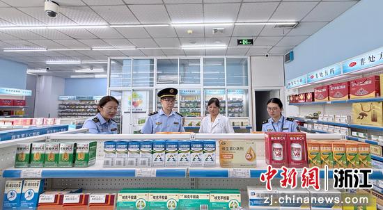 监管部门在对药店开展例行检查。 嘉善县市场监管局供图 监管部门在对药店开展例行检查。 嘉善县市场监管局供图