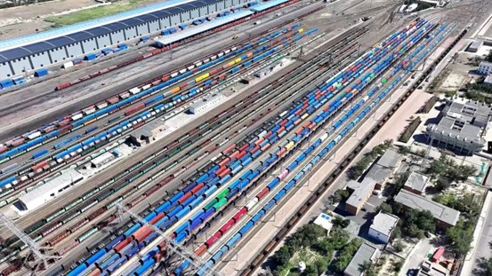 单日8.7万吨！阿拉山口站创历史新高！