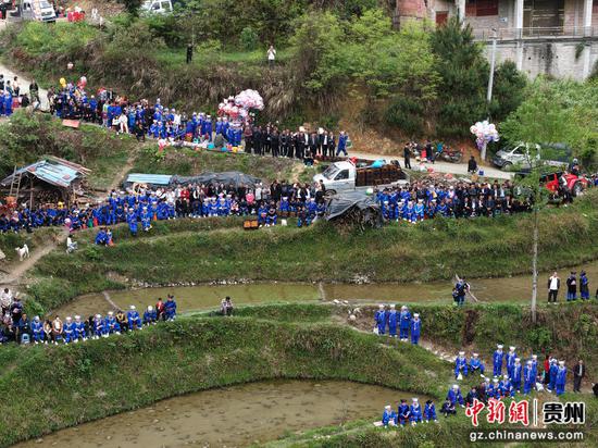 剑河县观么镇高雍苗族“三月三”民俗活动，村民和游客在现场。吴麟清  摄