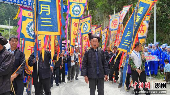 剑河县观么镇高雍苗族“三月三”民俗活动，盛装巡游活动现场。姜泽光 摄