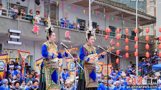 剑河县观么镇高雍苗族“三月三”民俗活动，民族歌舞展演活动现场。姜泽光 摄