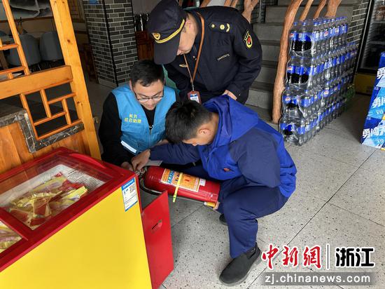 执法人员检查灭火器材。长兴县综合行政执法局供图