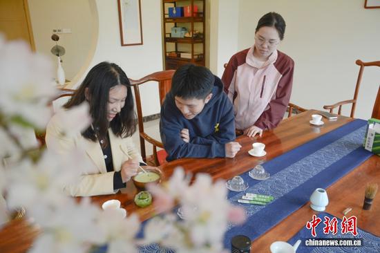 生态优先、绿色发展。“中国抹茶之都”大力发展生态抹茶种植和加工产业,开发抹茶系列特色食品,促进当地群众增收致富。图为体验抹茶拉花。申逸恺 摄 生态优先、绿色发展。“中国抹茶之都”大力发展生态抹茶种植和加工产业,开发抹茶系列特色食品,促进当地群众增收致富。图为体验抹茶拉花。申逸恺 摄