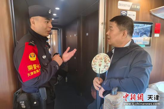 图为北京铁路公安局天津公安处G903次列车乘警正在列车上向旅客宣传国家安全常识,积极解答旅客疑问。(北京铁路公安局天津公安处供图) 图为北京铁路公安局天津公安处G903次列车乘警正在列车上向旅客宣传国家安全常识,积极解答旅客疑问。(北京铁路公安局天津公安处供图)