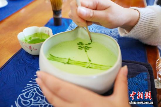 图为在铜仁一抹茶加工车间拍摄的抹茶拉花饮品。李鹤 摄 图为在铜仁一抹茶加工车间拍摄的抹茶拉花饮品。李鹤 摄
