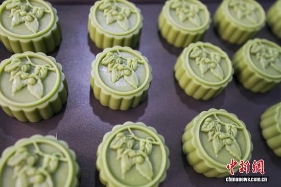 图为在贵州一特色食品加工厂拍摄的抹茶月饼。李鹤 摄 图为在贵州一特色食品加工厂拍摄的抹茶月饼。李鹤 摄
