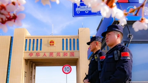新疆阿拉山口：花季照亮“警”色