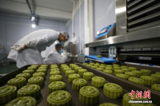 图为工人在贵州一特色食品加工厂加工抹茶月饼。李鹤 摄 图为工人在贵州一特色食品加工厂加工抹茶月饼。李鹤 摄
