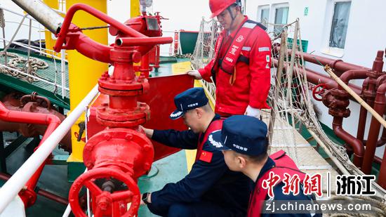 海警执法员检查船舶安全设施。浙江海警局 供图 海警执法员检查船舶安全设施。浙江海警局 供图