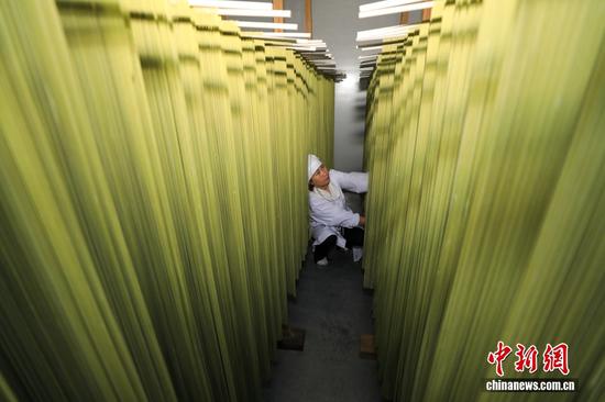 近期,抹茶作为春季热门元素,铜仁抹茶在年轻群体中掀起风潮,应用边界也被不断拓宽:从传统茶饮的清雅回甘,到烘焙、冰淇淋里的绵密香甜,再到抹茶面条、精酿啤酒等创新美食的奇妙碰撞。铜仁抹茶成为跨越山海的味觉信使,持续不断地绽放黔地风味。图为工人在铜仁市江口县一家食品加工企业烘烤抹茶面条。李鹤摄 近期,抹茶作为春季热门元素,铜仁抹茶在年轻群体中掀起风潮,应用边界也被不断拓宽:从传统茶饮的清雅回甘,到烘焙、冰淇淋里的绵密香甜,再到抹茶面条、精酿啤酒等创新美食的奇妙碰撞。铜仁抹茶成为跨越山海的味觉信使,持续不断地绽放黔地风味。图为工人在铜仁市江口县一家食品加工企业烘烤抹茶面条。李鹤摄