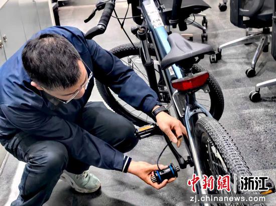 近日，相关负责人展示自行车配件。（甬江街道供图）