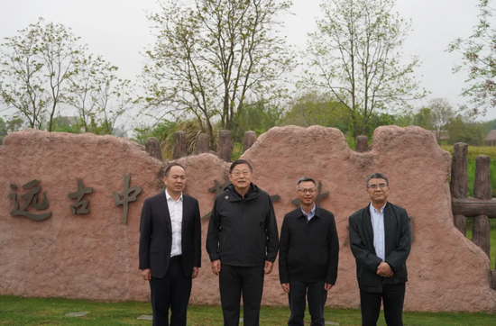 王巍(左二)和蒋乐平(右一)等人在上山国家考古遗址公园内严文明“远古中华第一村”题词前合影 王巍(左二)和蒋乐平(右一)等人在上山国家考古遗址公园内严文明“远古中华第一村”题词前合影