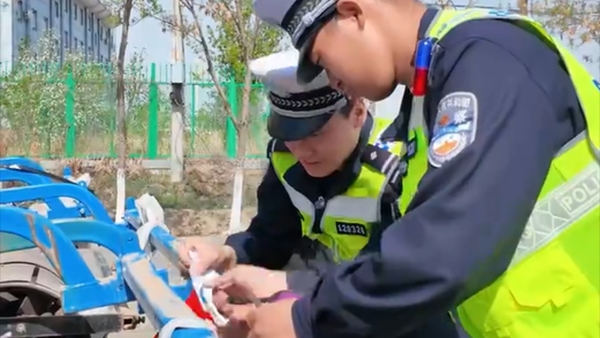 兵团第十二师公安局将安全课堂搬到田间地头