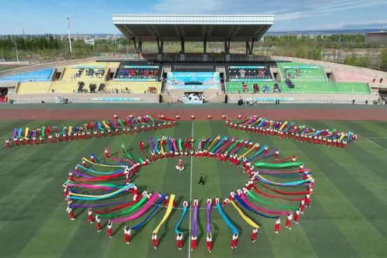 4月14日，第二屆自治區(qū)“石榴籽杯”小學(xué)生校園足球聯(lián)賽在中國石油大學(xué)（北京）克拉瑪依校區(qū)開幕 ?？死斠廊诿接浾?非爾代維斯·熱夏提 攝