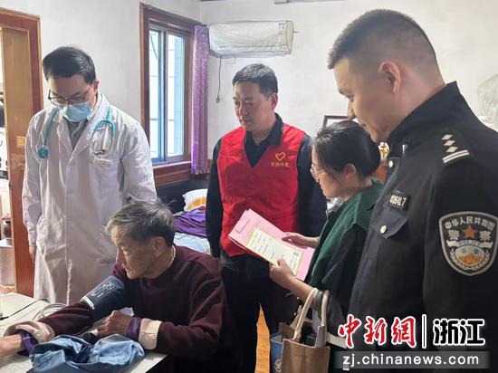 近日，社区组团上门开展服务。（招宝山街道供图）