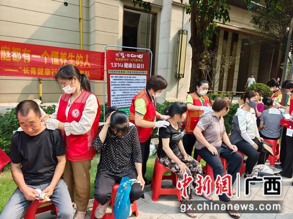 刮痧理疗吸引居民参与 刮痧理疗吸引居民参与