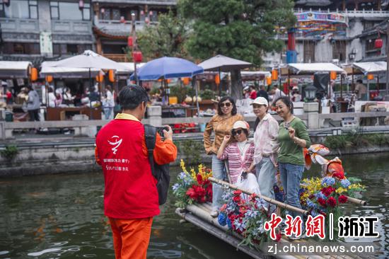 志愿者为游客拍照。季维娜 摄 志愿者为游客拍照。季维娜 摄