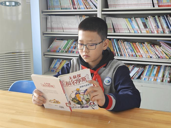 市實(shí)驗(yàn)小學(xué)學(xué)生閱讀紙質(zhì)書籍?？死斠廊诿接浾?侯婧婧 攝