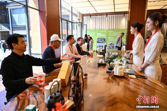 4月18日，参观者在茶博会现场品茗。中新社记者 瞿宏伦 摄