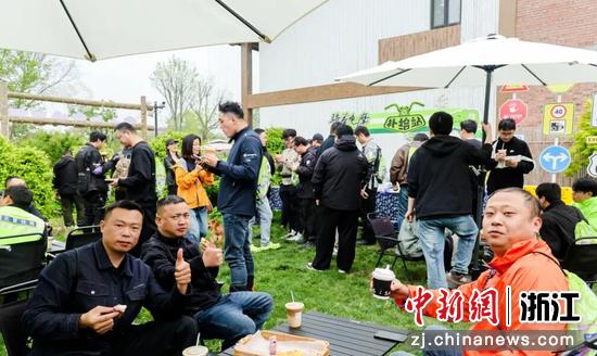 位于桐乡市三村村的补给站。主办方供图