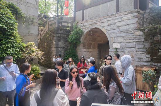 图为参访团在云峰屯堡品尝特色小吃。唐哲 摄