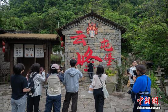 图为参访团在云峰屯堡。唐哲 摄