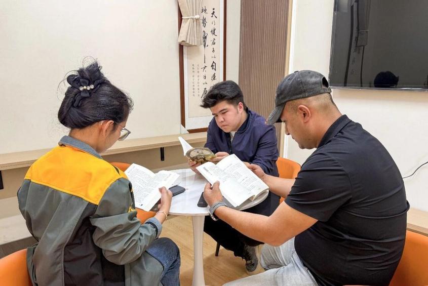 工會驛站飄書香！這場“書香之約”，讓疏附職工在閱讀中充電賦能