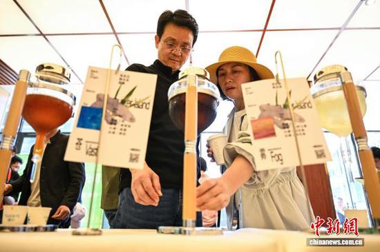 4月18日，茶博会现场的新茶饮吸引参观者品尝。中新社记者 瞿宏伦 摄