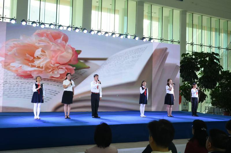 4月18日，在克拉瑪依市2026年“悅讀油城”全民閱讀活動(dòng)周啟動(dòng)儀式上詩朗誦《一路書香 一生陽光》等節(jié)目精彩上演。克拉瑪依融媒記者 王兆國 攝