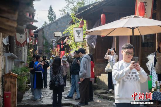 图为参访团在云峰屯堡。唐哲 摄