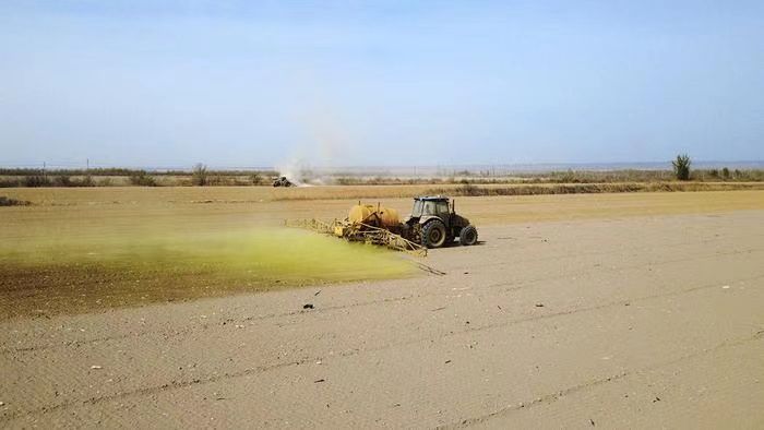 3月下旬以來，克拉瑪依市天氣晴好，種植戶搶抓農(nóng)時備戰(zhàn)春耕。 克拉瑪依融媒記者 阿里甫江·卡德爾 攝