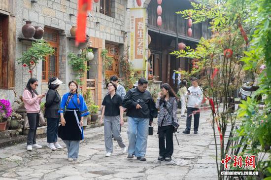 图为参访团在云峰屯堡。唐哲 摄