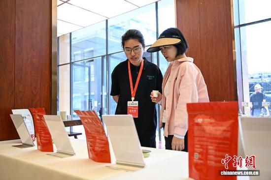 4月18日，参观者在茶博会现场了解抹茶。中新社记者 瞿宏伦 摄