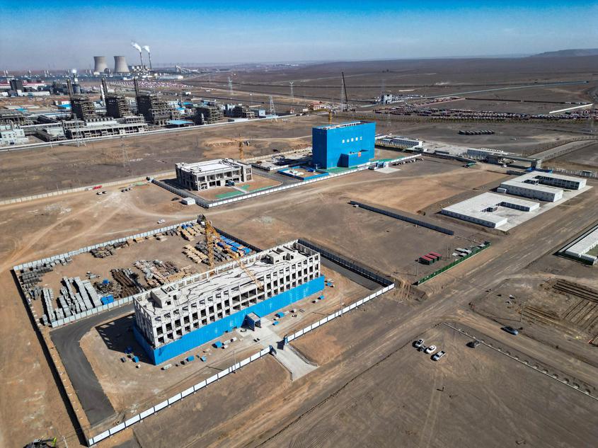 两百亿砸进戈壁滩：在新疆准东，看煤怎么由“黑”转“绿”