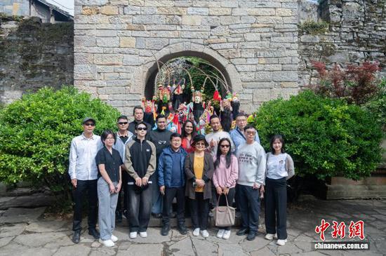 图为参访团在云峰屯堡和地戏演员合影。唐哲 摄