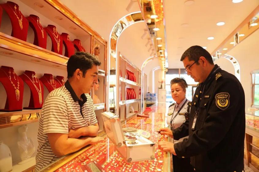 柯坪縣開展黃金珠寶計量專項檢查 讓消費者買金“秤”心如意
