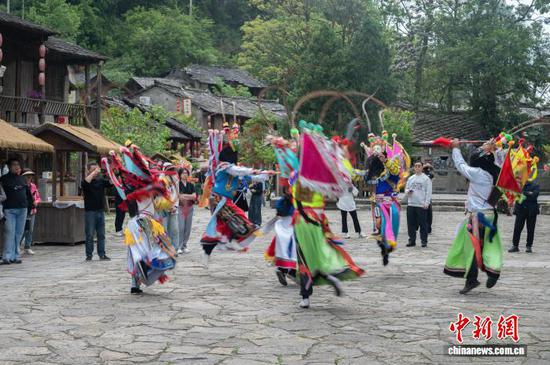 图为参访团在云峰屯堡观看地戏表演。唐哲 摄