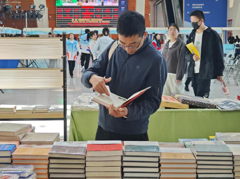 油小圖?惠民書展內(nèi)，市民挑選自己喜歡的書籍。克拉瑪依融媒記者 侯婧婧 攝