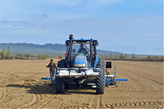 im北斗導(dǎo)航智能播種機正在進行播種作業(yè)。呂路萍 攝