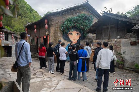 图为参访团在云峰屯堡。唐哲 摄