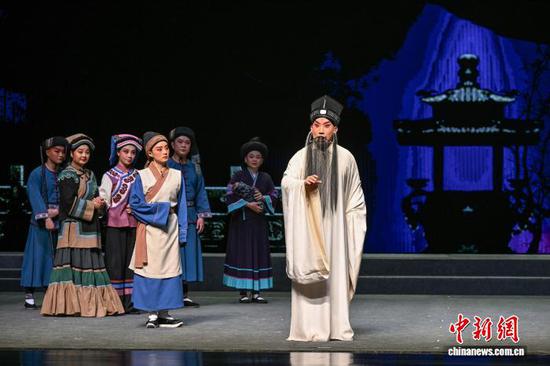 4月18日晚，新编历史京剧《阳明悟道》在遵义大剧院上演。 中新社记者 瞿宏伦 摄