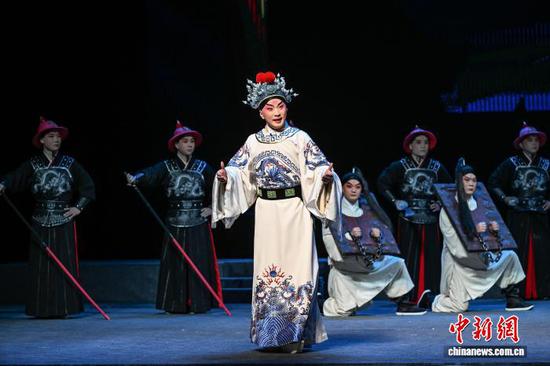4月18日晚，新编历史京剧《阳明悟道》在遵义大剧院上演。 中新社记者 瞿宏伦 摄