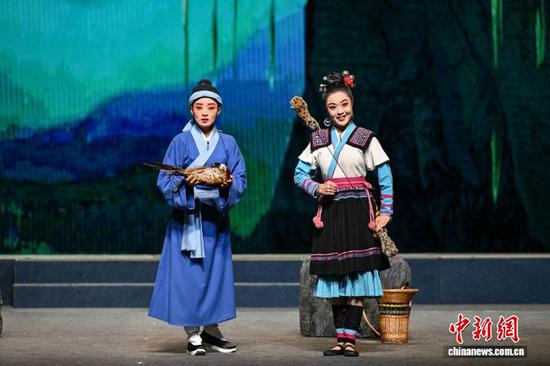 4月18日晚，新编历史京剧《阳明悟道》在遵义大剧院上演。 中新社记者 瞿宏伦 摄