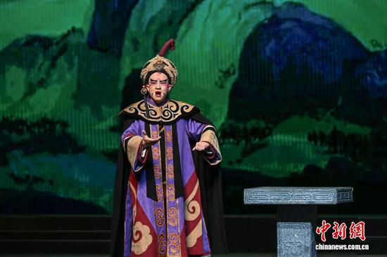 4月18日晚，新编历史京剧《阳明悟道》在遵义大剧院上演。 中新社记者 瞿宏伦 摄