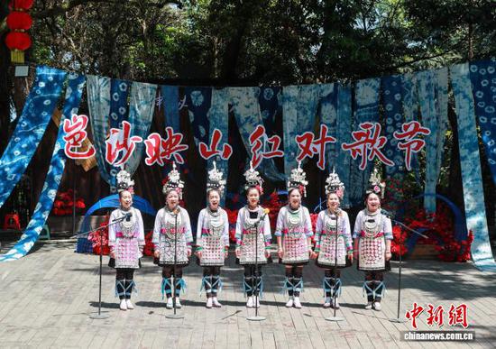 4月18日，在贵州省从江县丙妹镇岜沙苗寨，侗族群众在演唱侗族大歌。当日，岜沙苗寨举行“映山红对歌节”，独具特色的民俗表演吸引众多游客前来观赏。罗京来 摄
