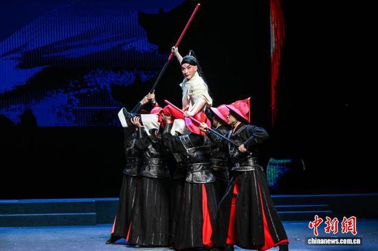 4月18日晚，新编历史京剧《阳明悟道》在遵义大剧院上演。 中新社记者 瞿宏伦 摄